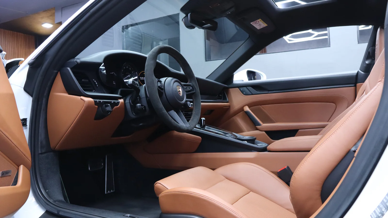 Banco automotivo com modelagem ergonômica e costuras artesanais em couro