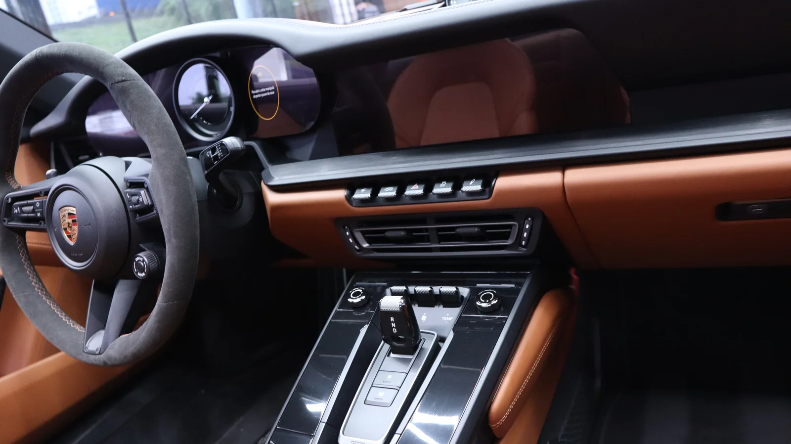 Painéis automotivos com acabamento interno de alto padrão