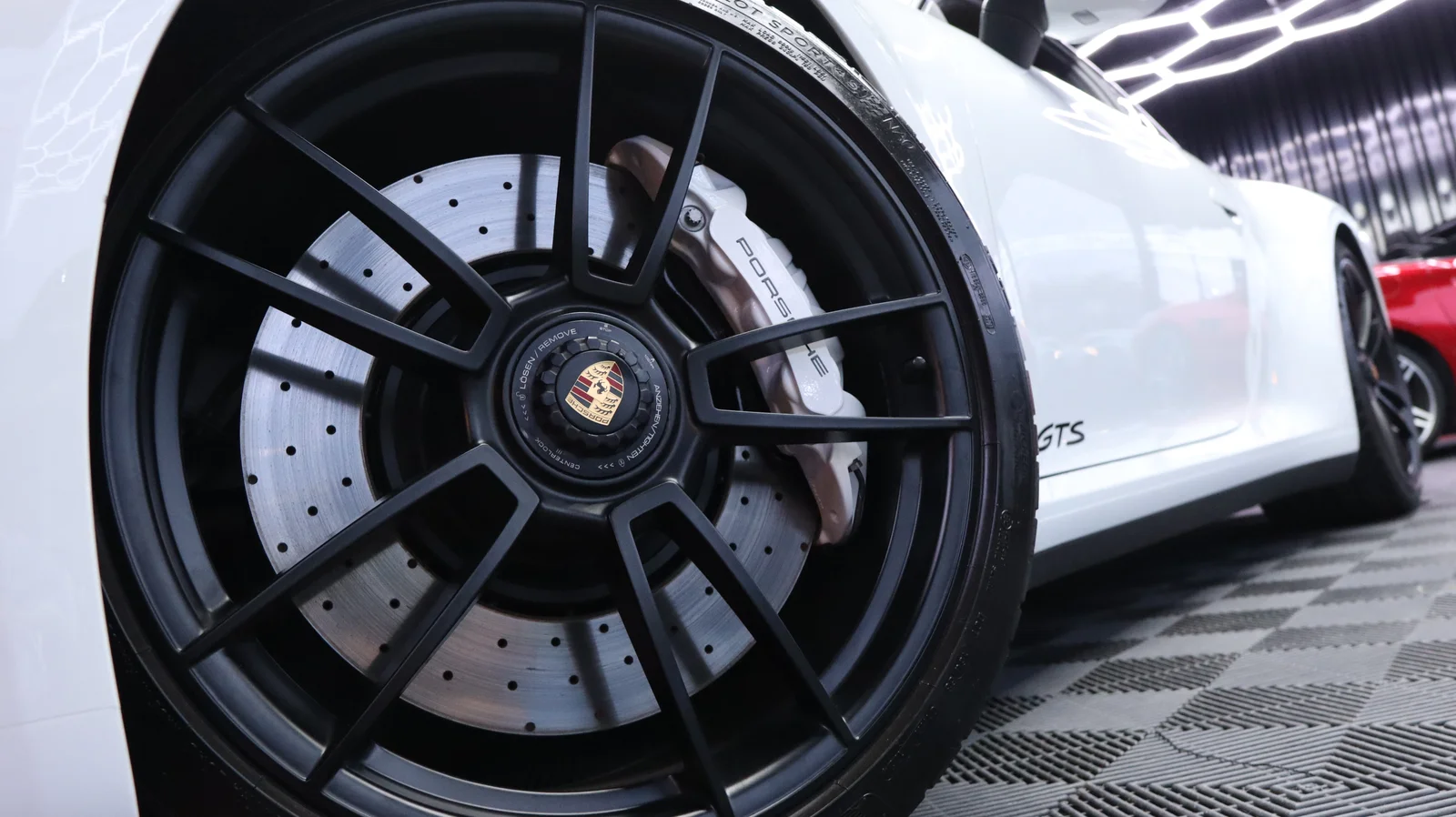 Pintura especial em superfícies metálicas e plásticas automotivas, como pinças de freio