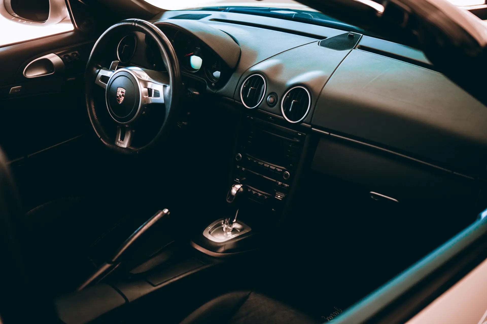 Painel e volante de um Porsche conversível no atelier Felyx Tapeçaria