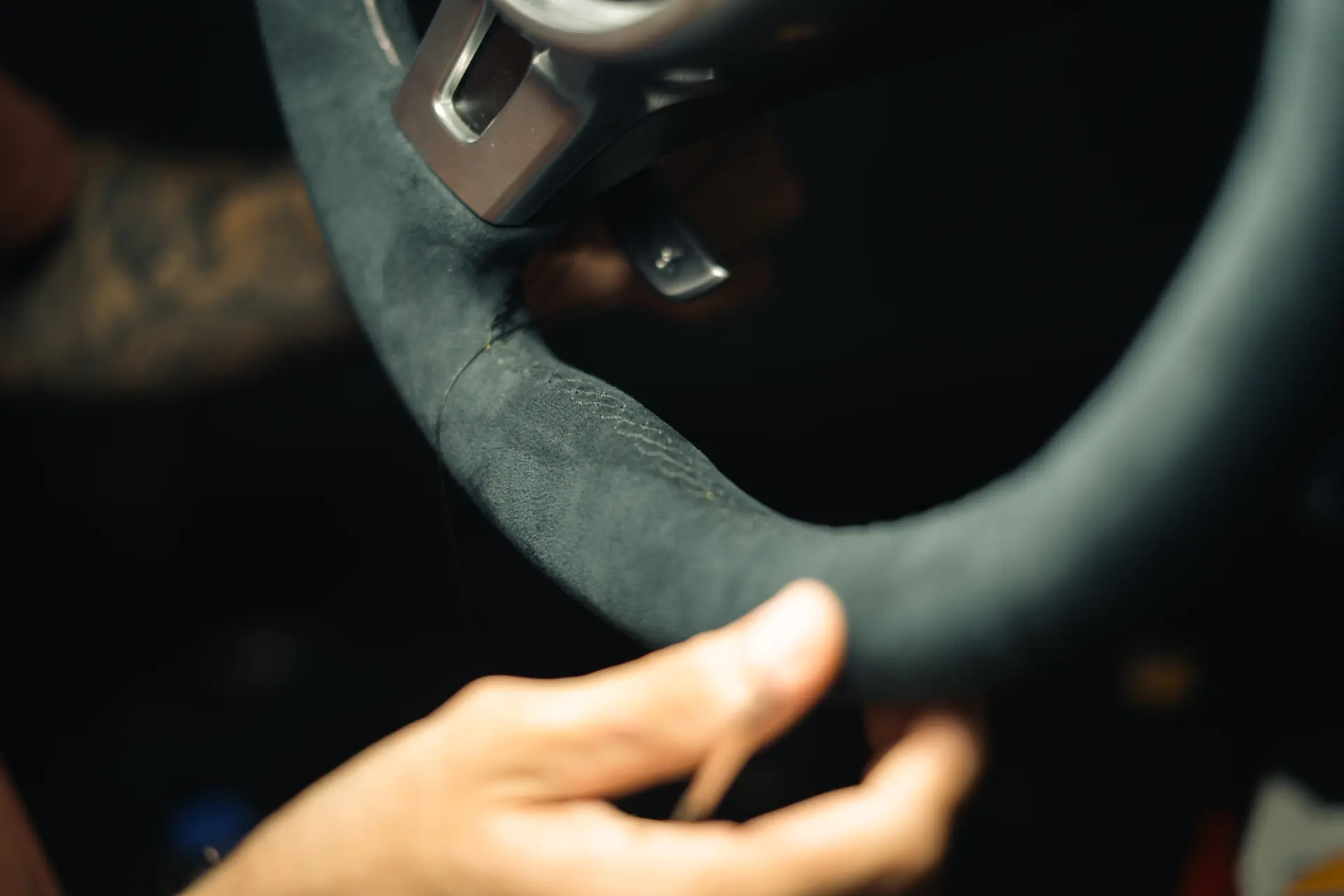 Volante de Porsche revestido em Alcantara com costura artesanal, em finalização no atelier Felyx