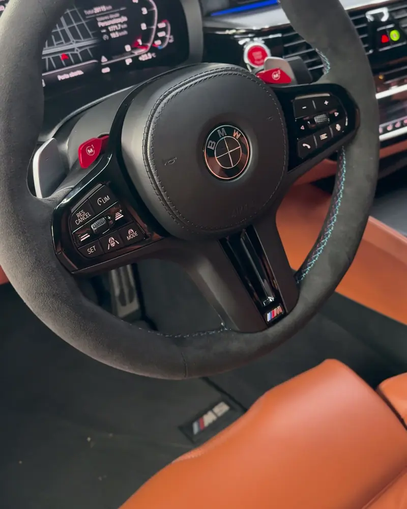 BMW M5: volante em alcantara, projeto da Felyx Tapeçaria