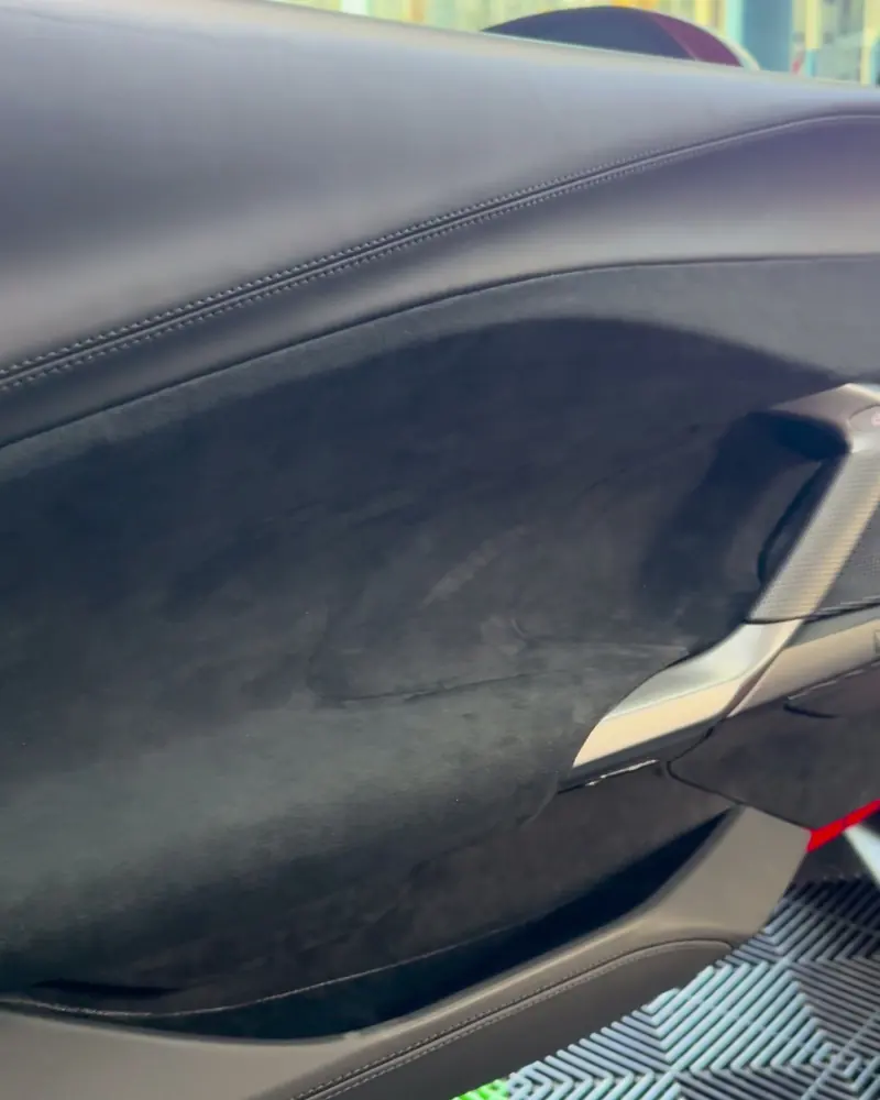 Ferrari 296 GTB: forro de porta em alcantara, projeto da Felyx Tapeçaria