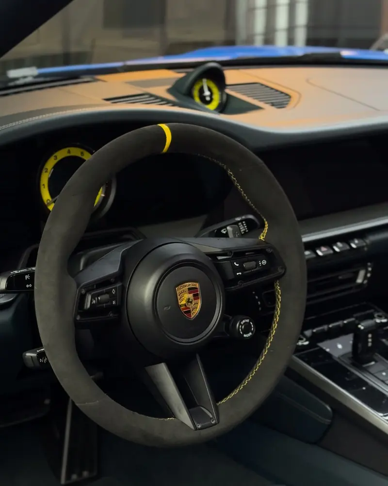 Porsche 911 Cabriolet: volante em alcantara e cintos personalizados, projeto da Felyx Tapeçaria