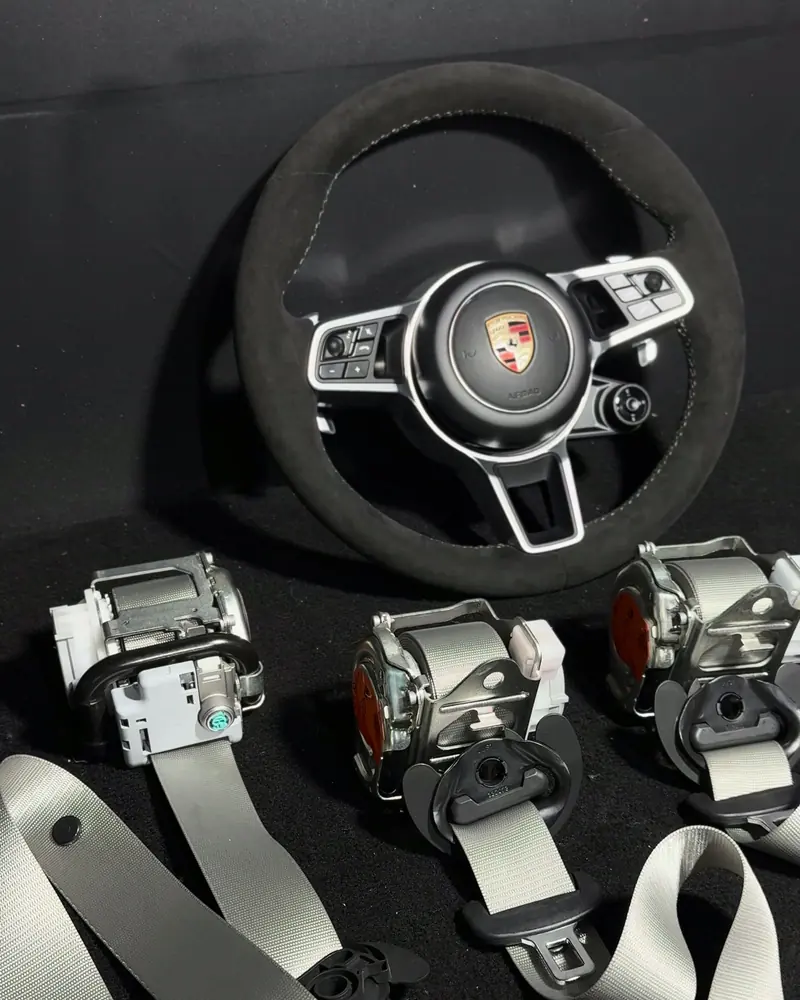 Porsche Cayenne: volante em alcantara e cintos prata, projeto da Felyx Tapeçaria