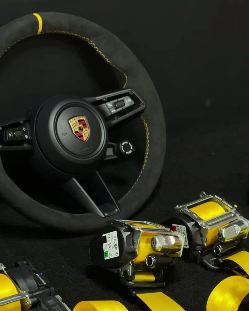 Porsche Taycan: volante em alcantara e cintos amarelos, projeto da Felyx Tapeçaria